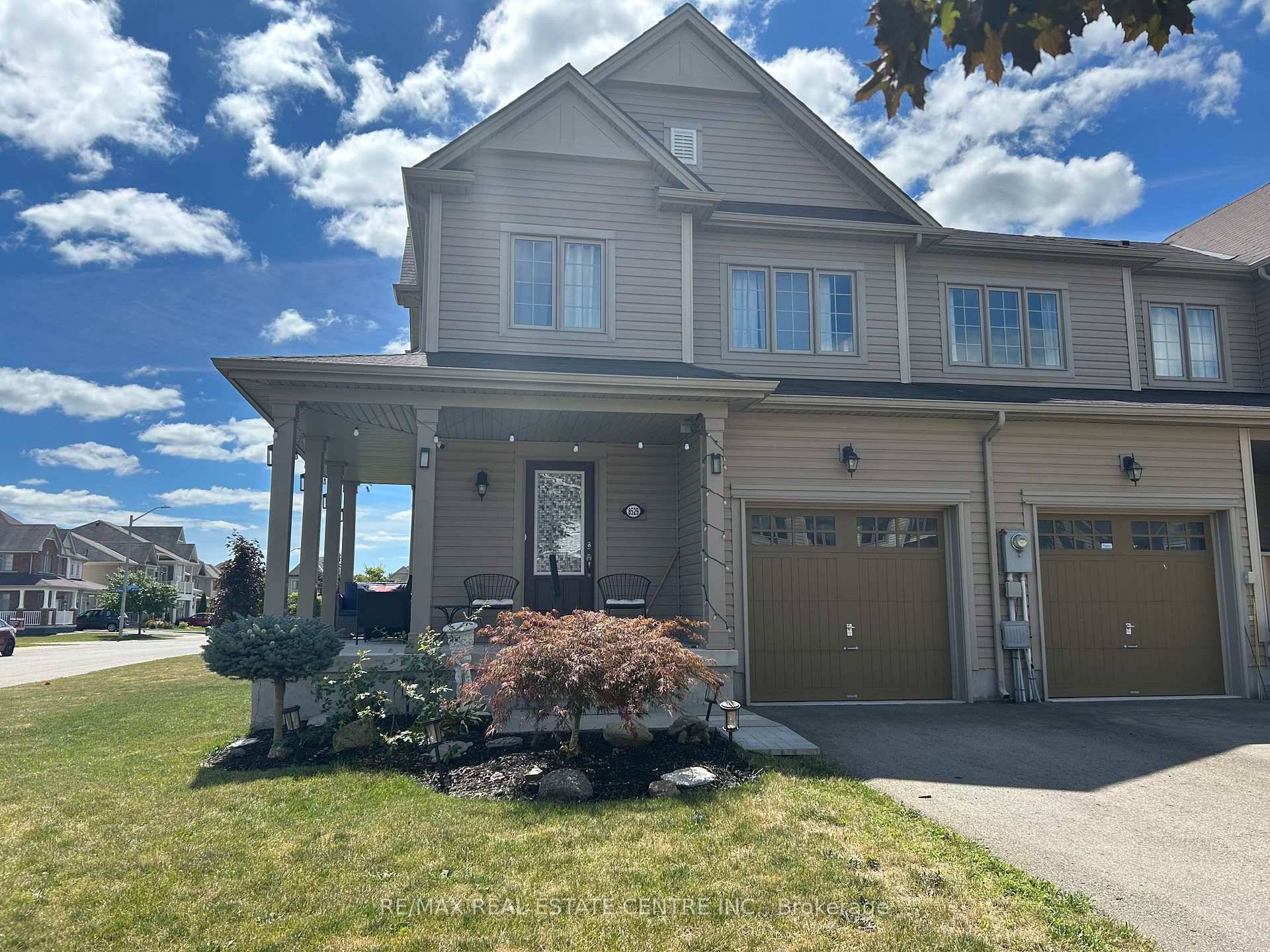 End townhouse a stones throw from the park and leisure trail.