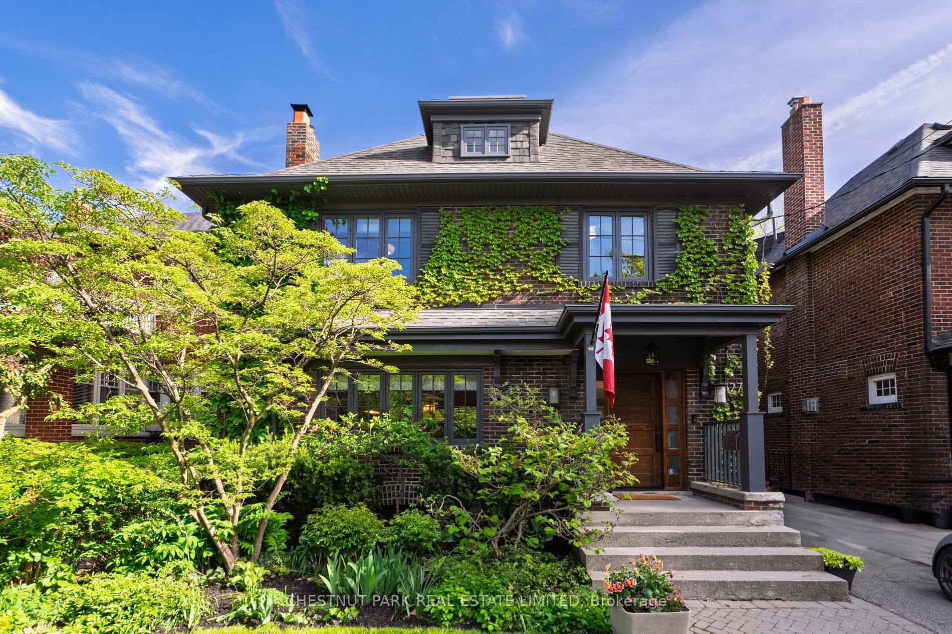 Welcome to this very pretty Georgian style family home has 5 bedrooms and 4 bathrooms.