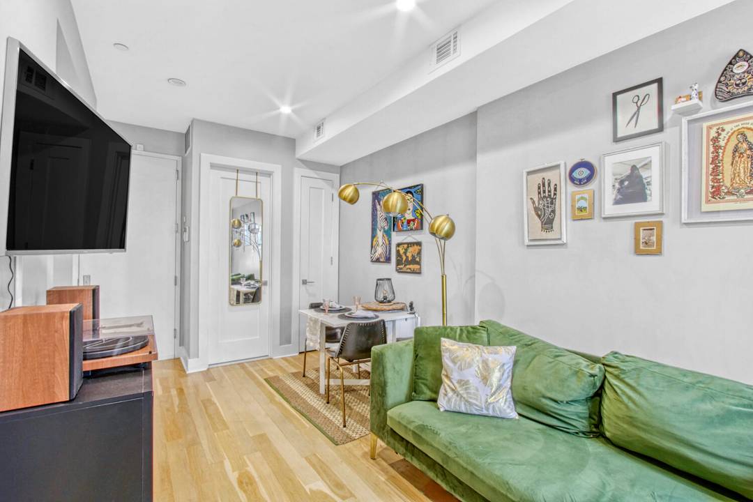 Make this chic 1 bedroom residence your next home in the heart of Bedford Stuyvesant !