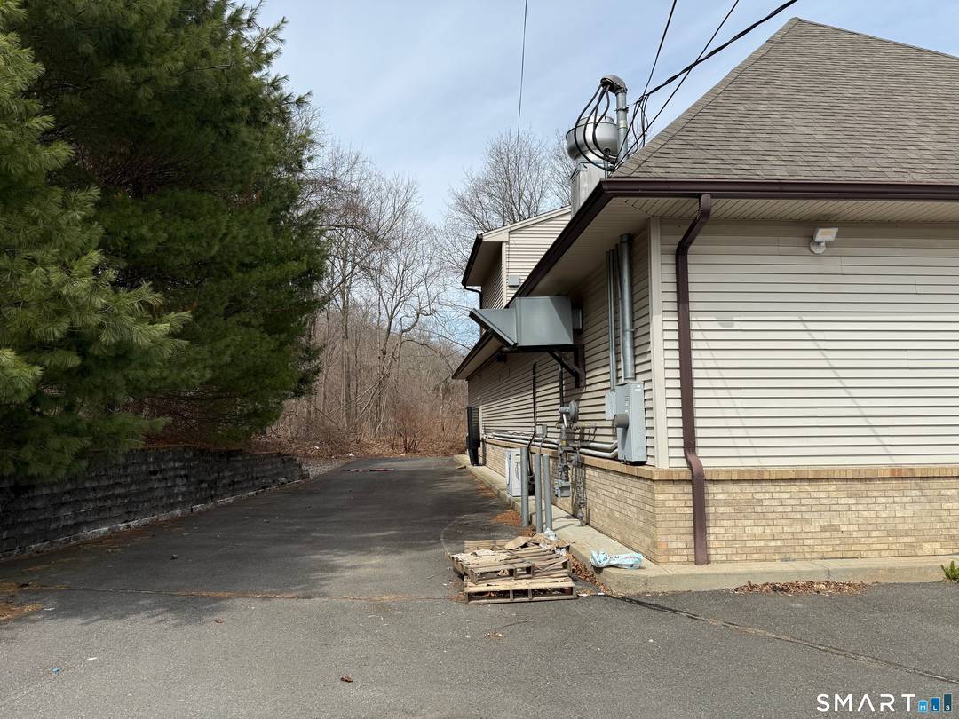 Prime, high visibility commercial kitchen opportunity in Oxford with existing drive thru ideal for a high volume restaurant or QSR operator.