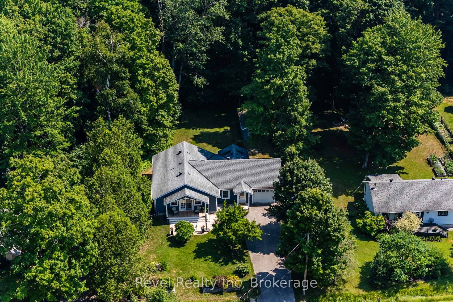 Discover the perfect blend of comfort and convenience in this beautifully updated 2 bedroom plus den, four season home or cottage located in Thunder Beach.