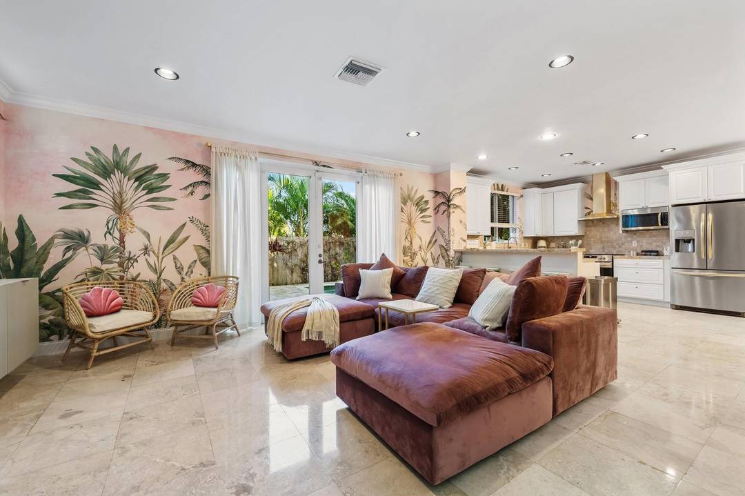 TURN KEY Fort Lauderdale home with Airbnb income history and 5 star guest ratings.