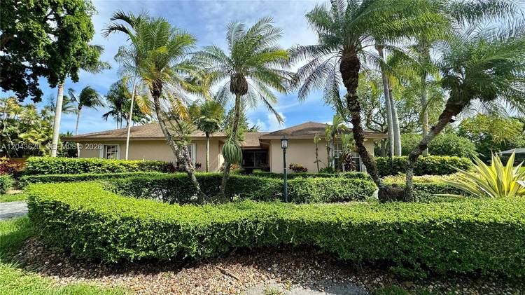 Look no further ! Beautiful property is nestled on a spacious corner lot in highly desirable The Falls neighborhood and situated just minutes from fine dining, great schools, shopping centers ...