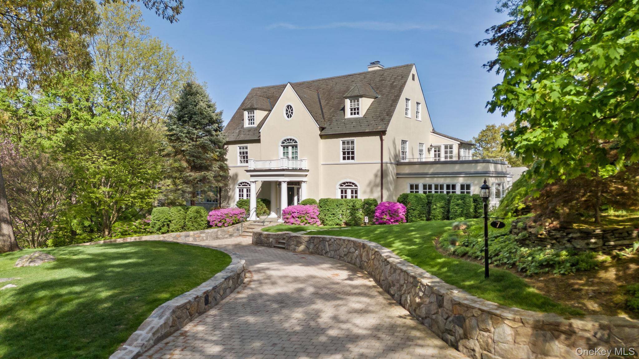 Timeless Elegance in Bronxville Village's Lawrence Park !