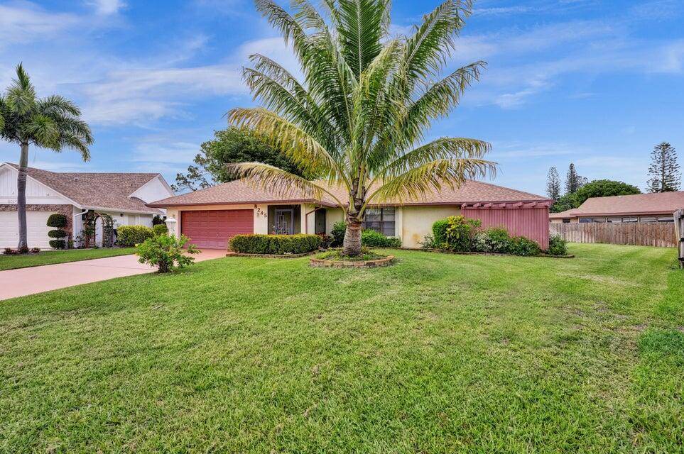 THIS FABULOUS HOME FEATURES NEWER A C, HUGE BACKYARD PARTIALLY FENCED WITH PLENTY OF ROOM FOR A POOL,, CUL DE SAC LOCATION, ENGINEERED WOOD FLOORING, FORMAL DINING ROOM, FAMILY ROOM, ...