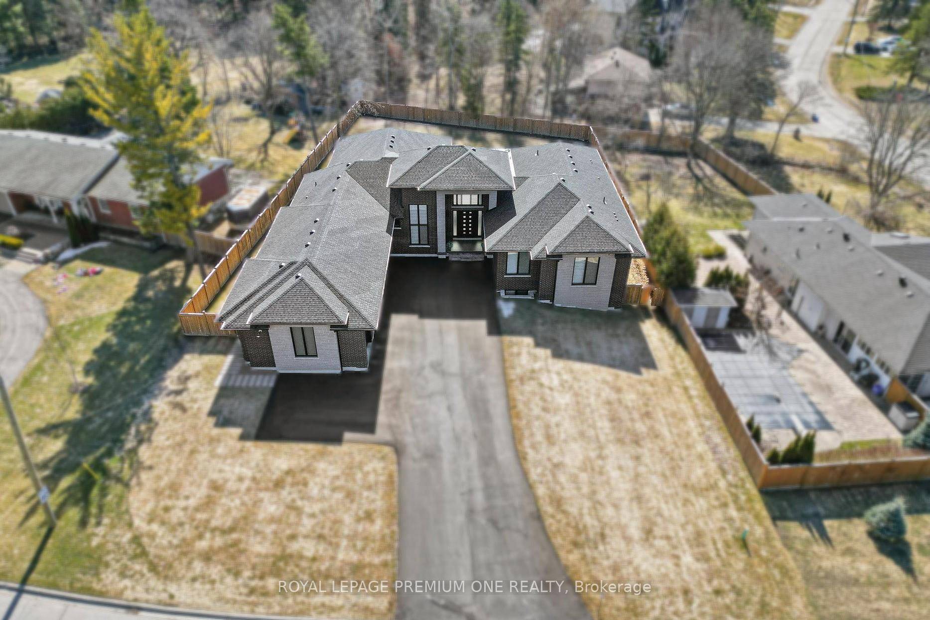 Nestled on a tranquil cul de sac in one of Nobletons most exclusive enclaves, 11 Hollywood Crescent is a custom built modern bungalow designed for those who appreciate timeless elegance ...