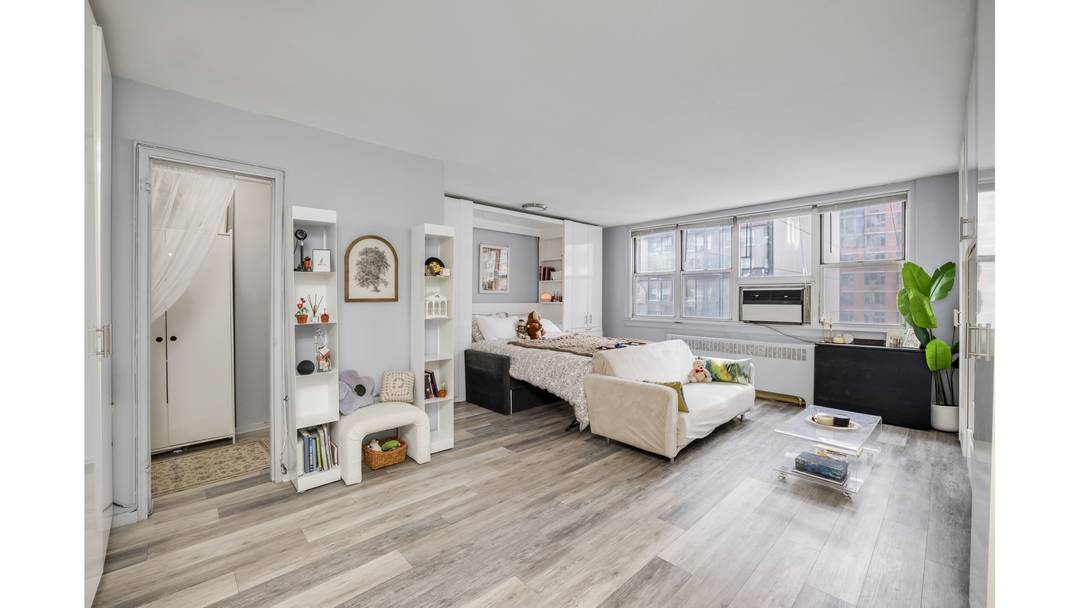 Perched within its idyllic Murray Hill setting, this spacious alcove studio with separate dressing area lives far larger than expected.