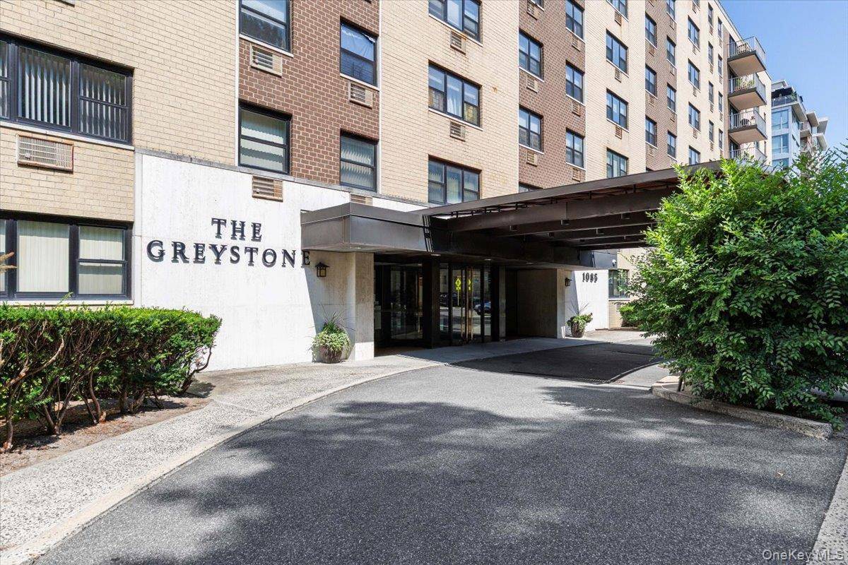 Spacious and beautifully updated 1 bedroom, 1 bathroom Co op available for rent in the sought after Greystone complex.