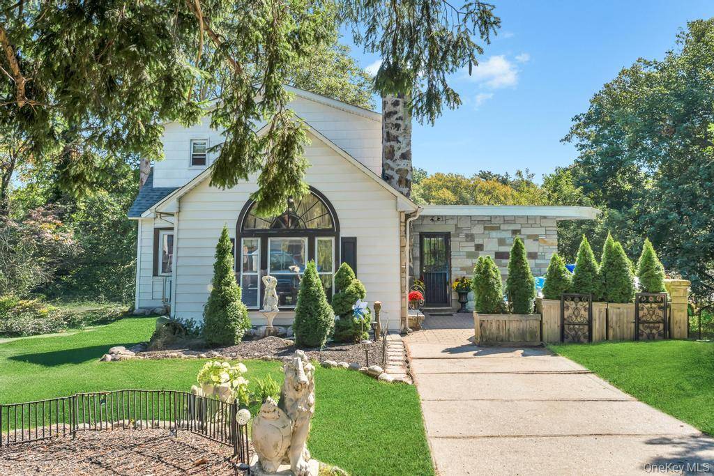 Welcome to 122 Dawn Road, Rocky Point NY !