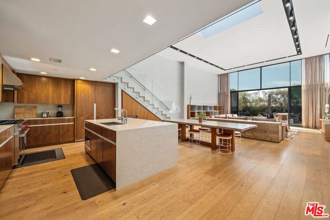 207   Hollister AVE 4BR Santa Monica La