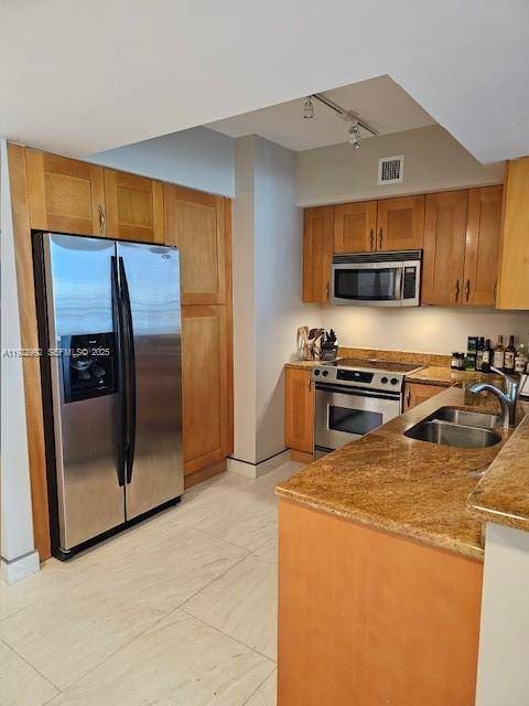 Gorgeous 1 bedroom 1 1 2 baths.
