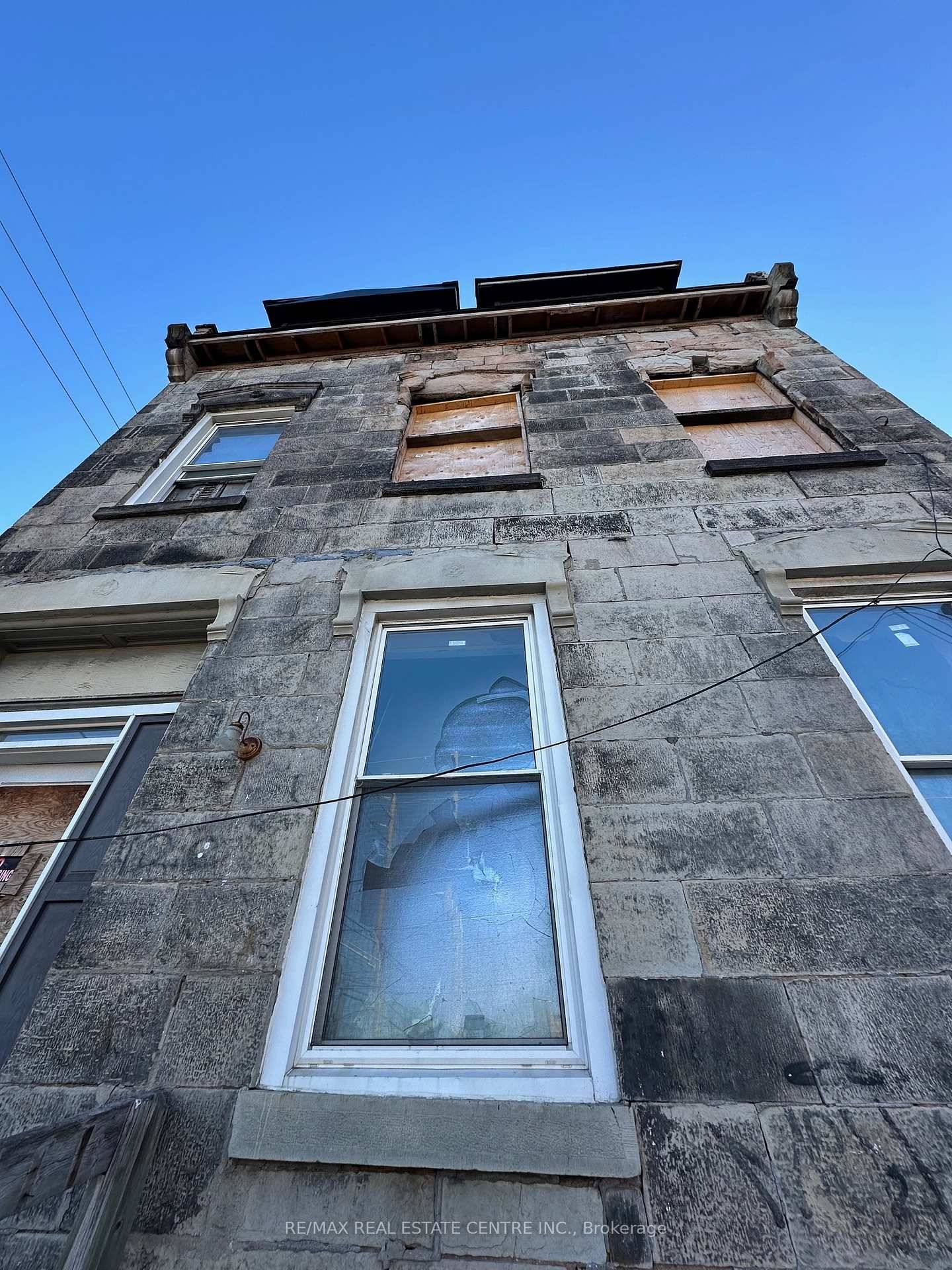 FANTASTIC OPPORTUNITY FOR NEW OWNER RENOVATOR, DEVELOPER, INVESTMENT, DREAM HOME, BUSINESS OWNER IN DOWNTOWN CORE.