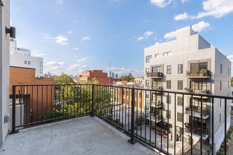 One bedroom residence with private balcony !