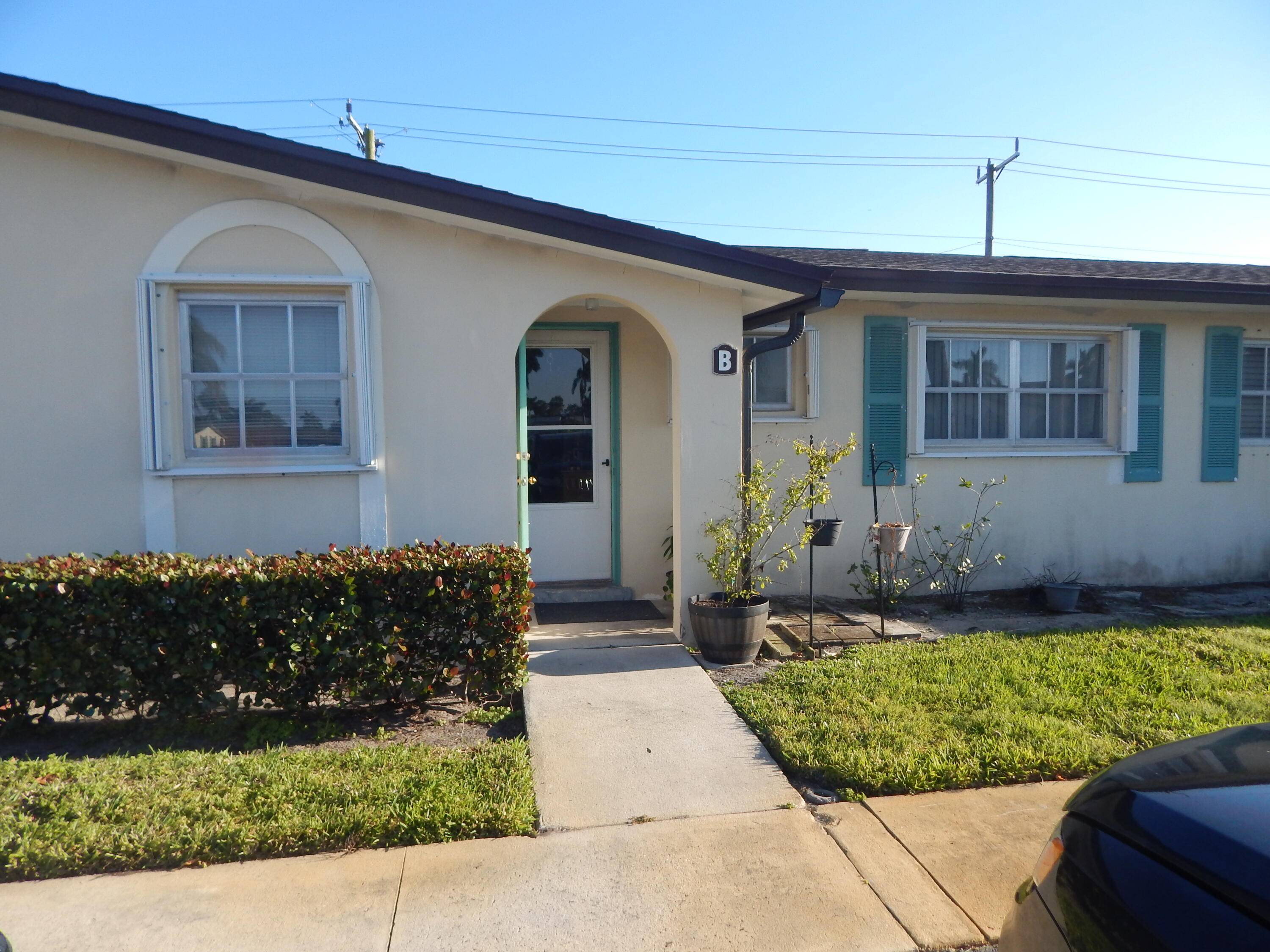 First Floor Condo Villa in desirable Cresthaven, close to the Clubhouse and pool, short distance to Super Market and bus stop, nice, screened porch overlooking canal in the back.