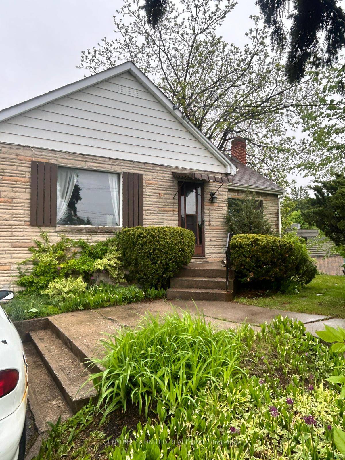 This ALL INCLUSIVE rental offers a generous layout across the main and second floor.