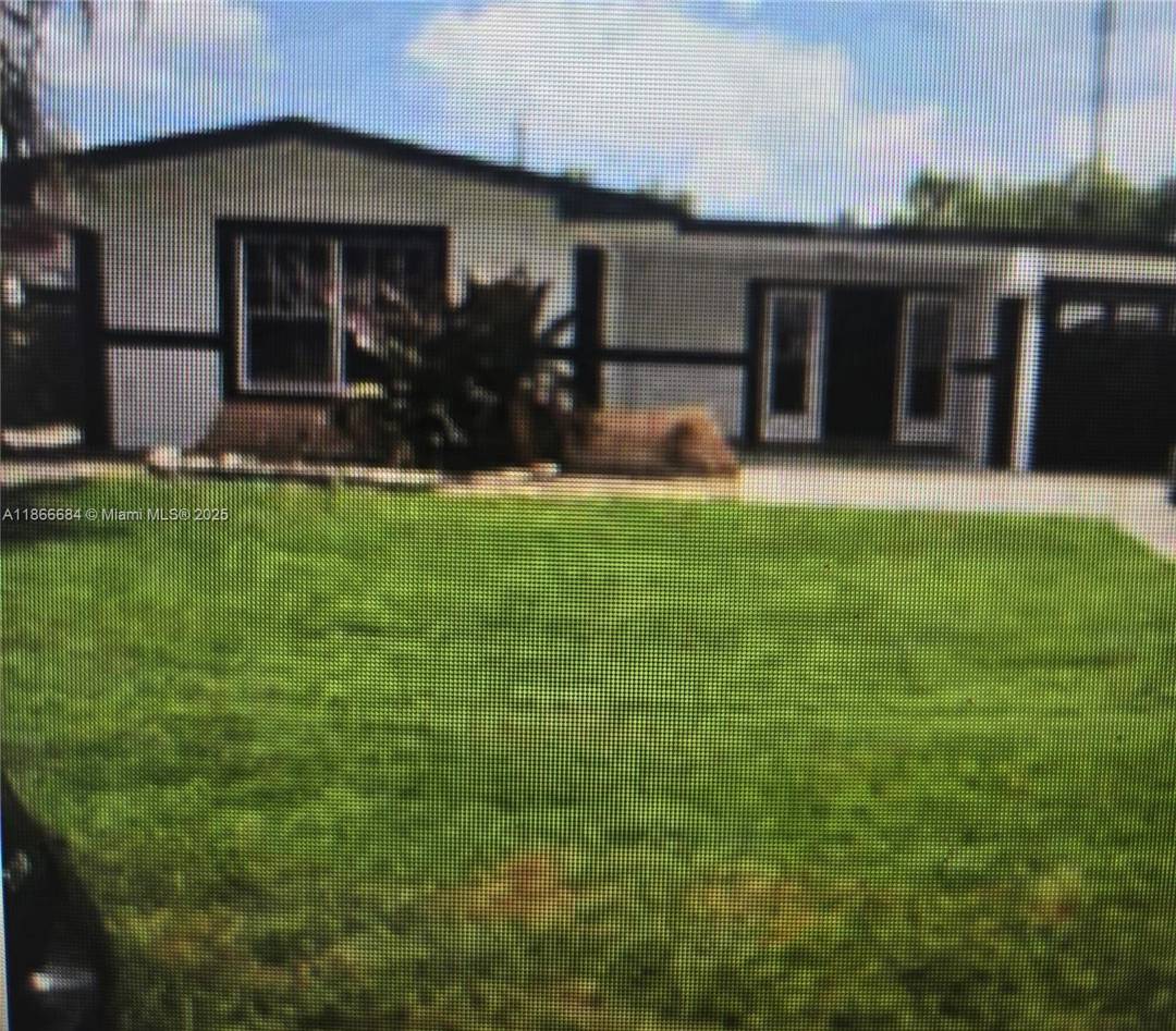 Great 3 bedroom, 2 bathroom house with a lot of potential !