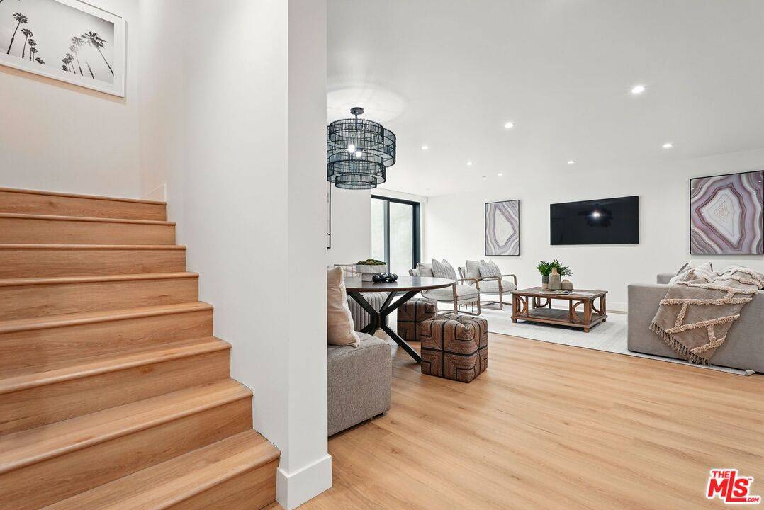 913 1/2 N Beverly Glen Blvd 1BR Bel Air La
