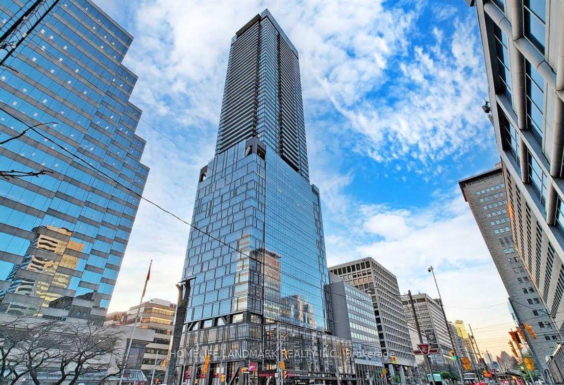 Absolutely Stunning 1 Bedroom Plus 1 Den at the Residences of 488 University, Direct Access To St.