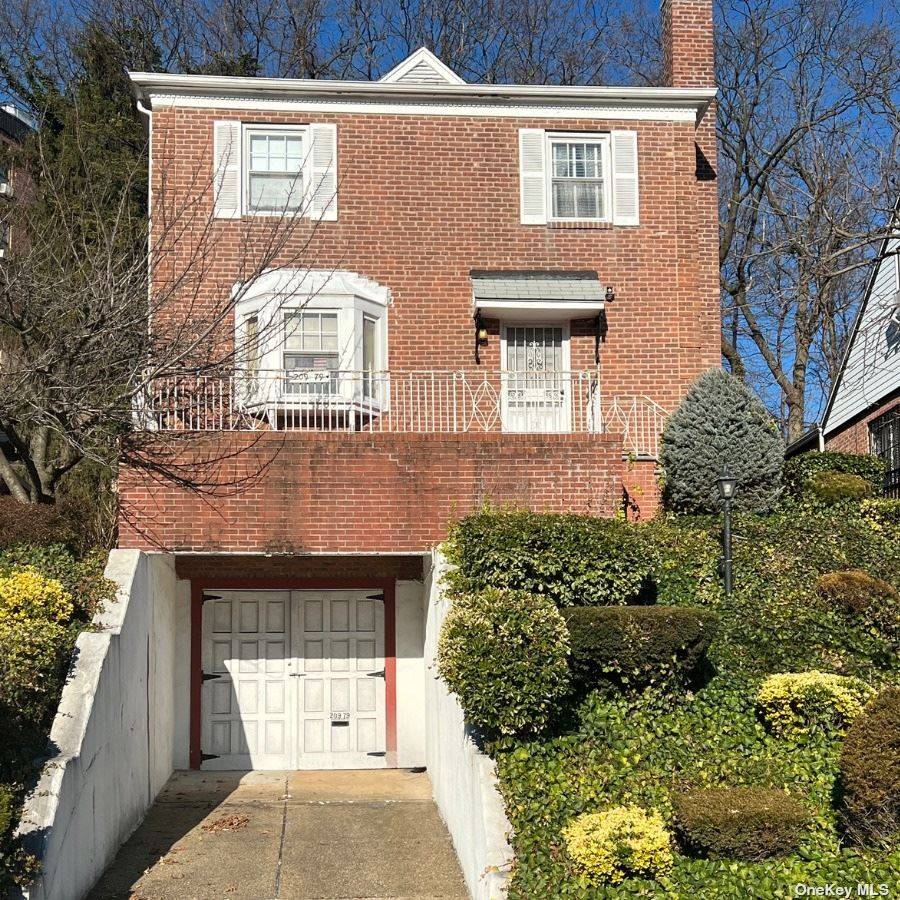 Here is your opportunity to own such a great property in the Queens village area, Detached single family brick house featuring 3 Bedrooms and 1.