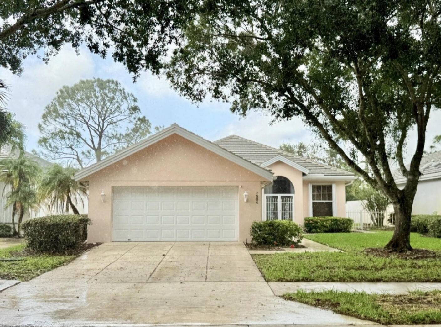 Seller offering closing cost assistance with a full price offer.