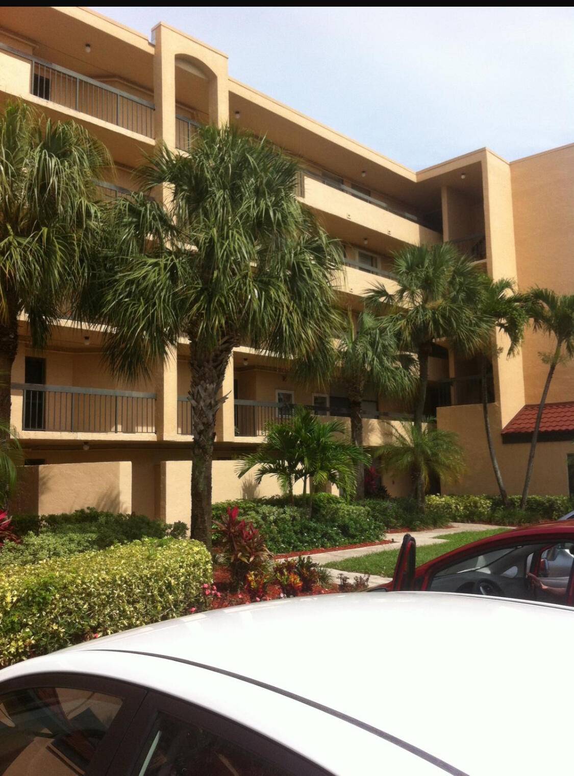 Beautiful condo in highly desirable, active Delray Racquet Club.