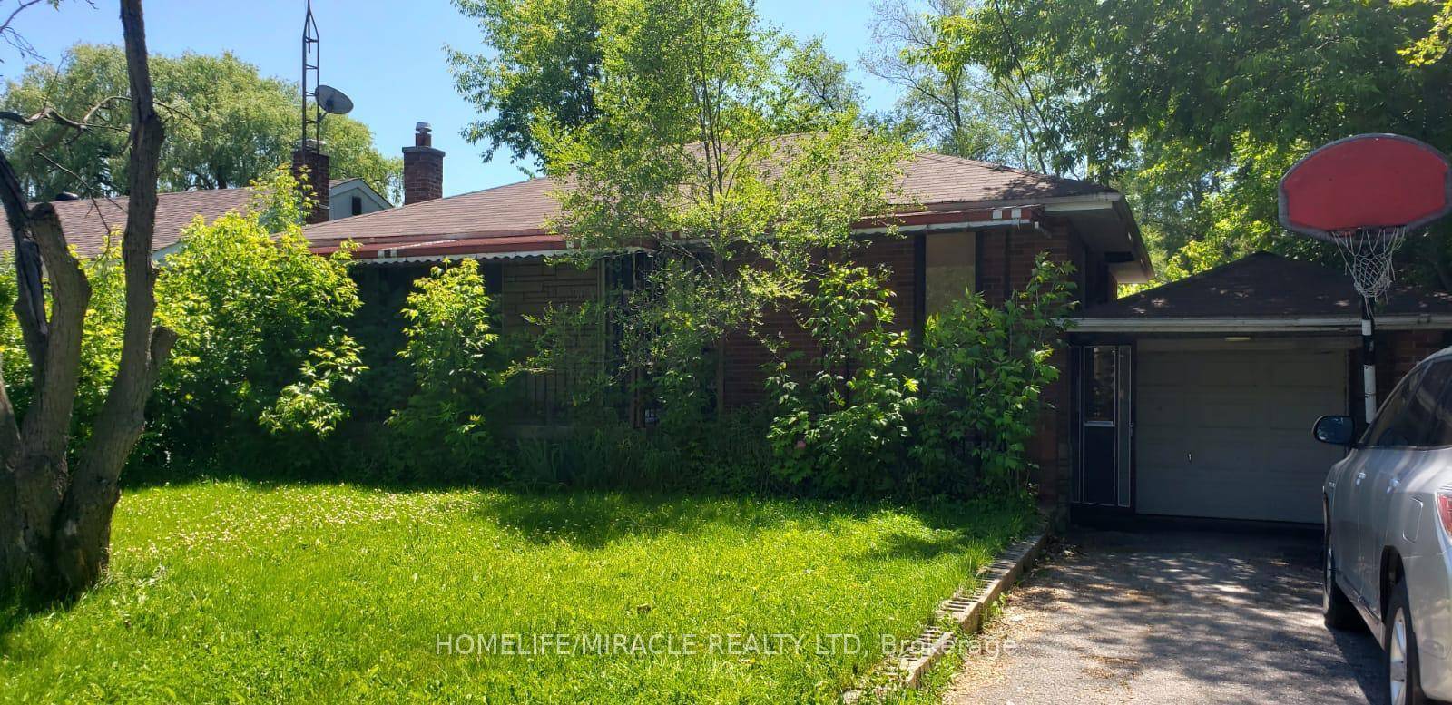 A Beautiful detached bungalow in streetsville.