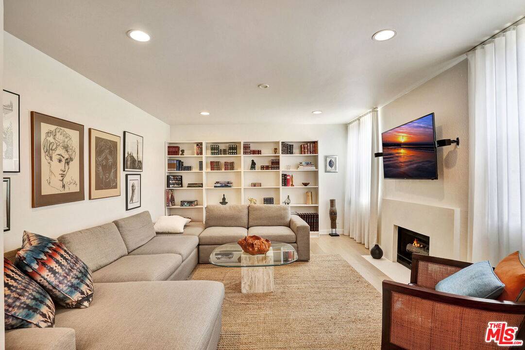 740 N Kings Rd 1BR Sunset Strip La