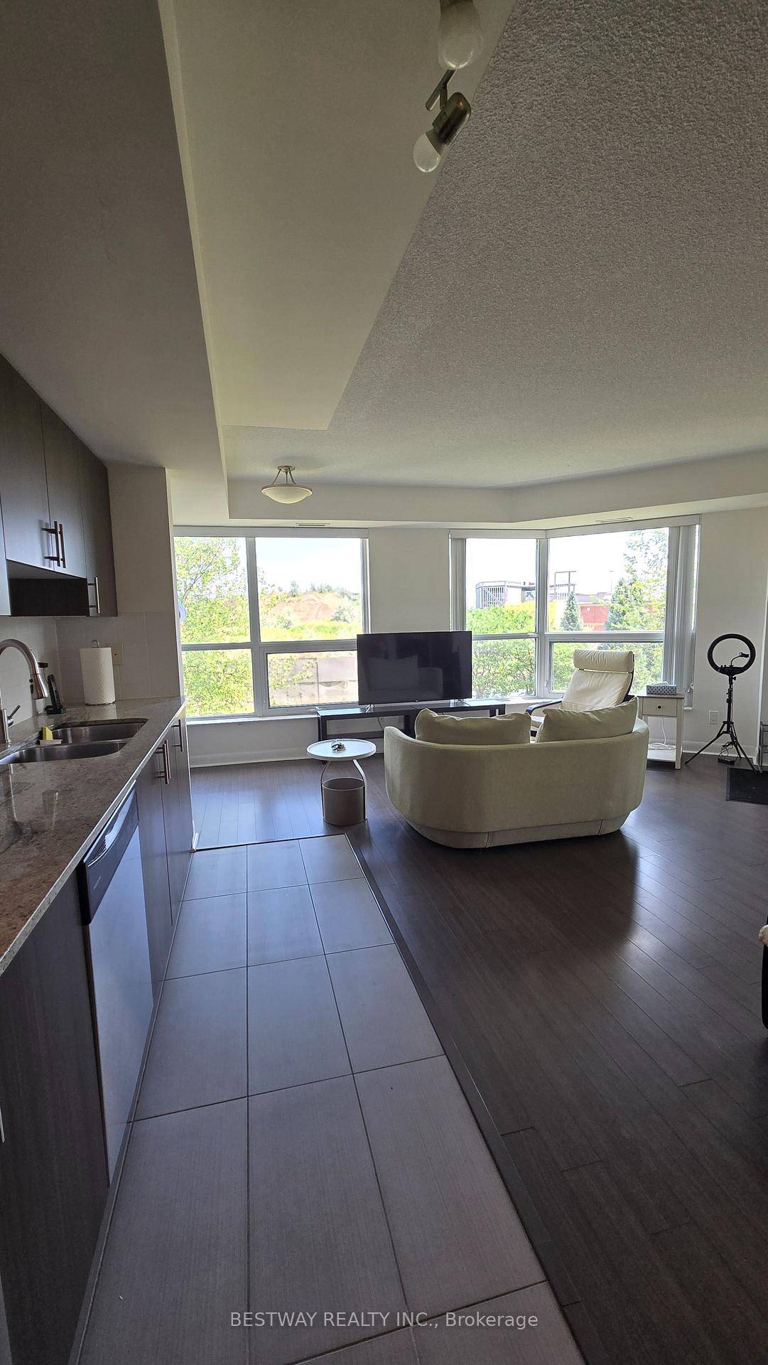 This beautifully designed unit offers a perfect balance of modern living and unbeatable convenience in the heart of Richmond Hill.