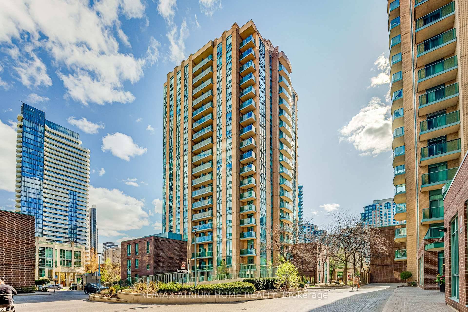 Opportunity Knocks ! Freshly Painted Spacious 1 Bedroom Unit, Hardwood Throughout, in High Demand Area At Yonge St And Finch.