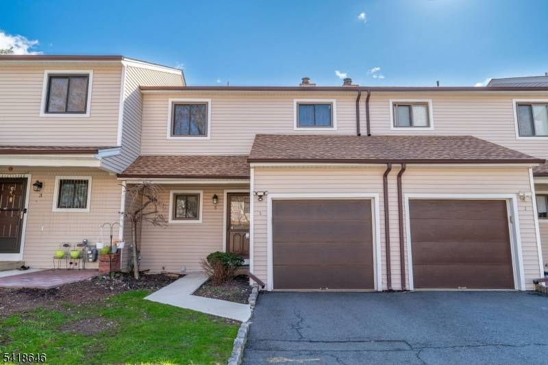 Spacious 3 bedrooms, 2 full and 1 half bath townhome in desirable North Edison.