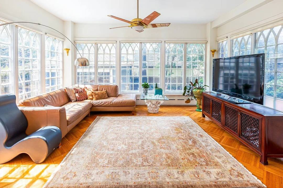 Welcome to the home of your dreams your very own Buckingham Palace minus the guards, but just as grand.