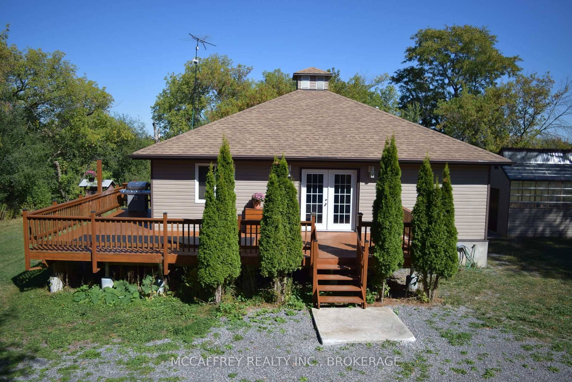 Welcome home to the country, calm and everyday convenience.
