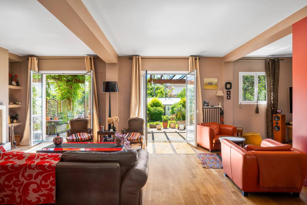 VERSAILLES – ÉLÉGANTE PROPRIÉTÉ FAMILIALE AVEC JARDIN ET DOUBLE GARAGE