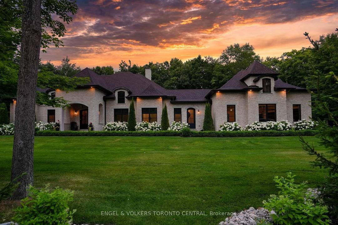 Welcome to 7 Apto Court in prestigious Apto Glen Estates, Springwater.