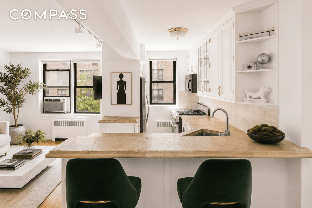 Residence 428 at The Hamilton is a generously proportioned one bedroom home offering expansive living space in the heart of Downtown Manhattan.