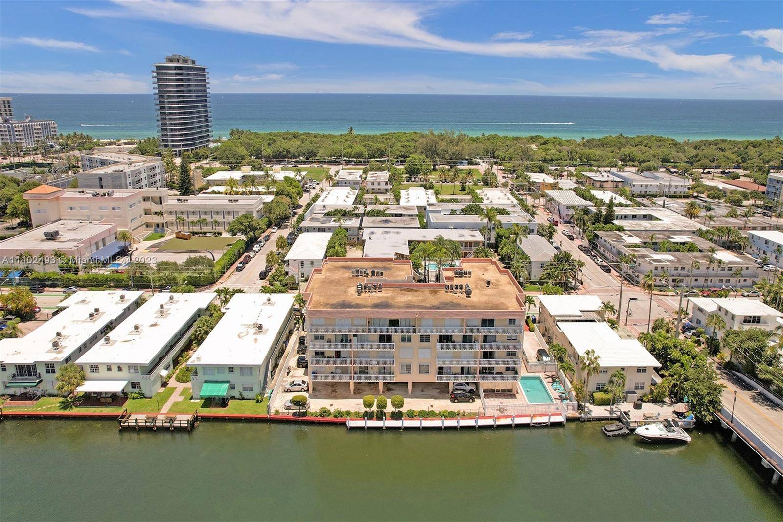 Ocean View Penthouse walking distance to the beach !