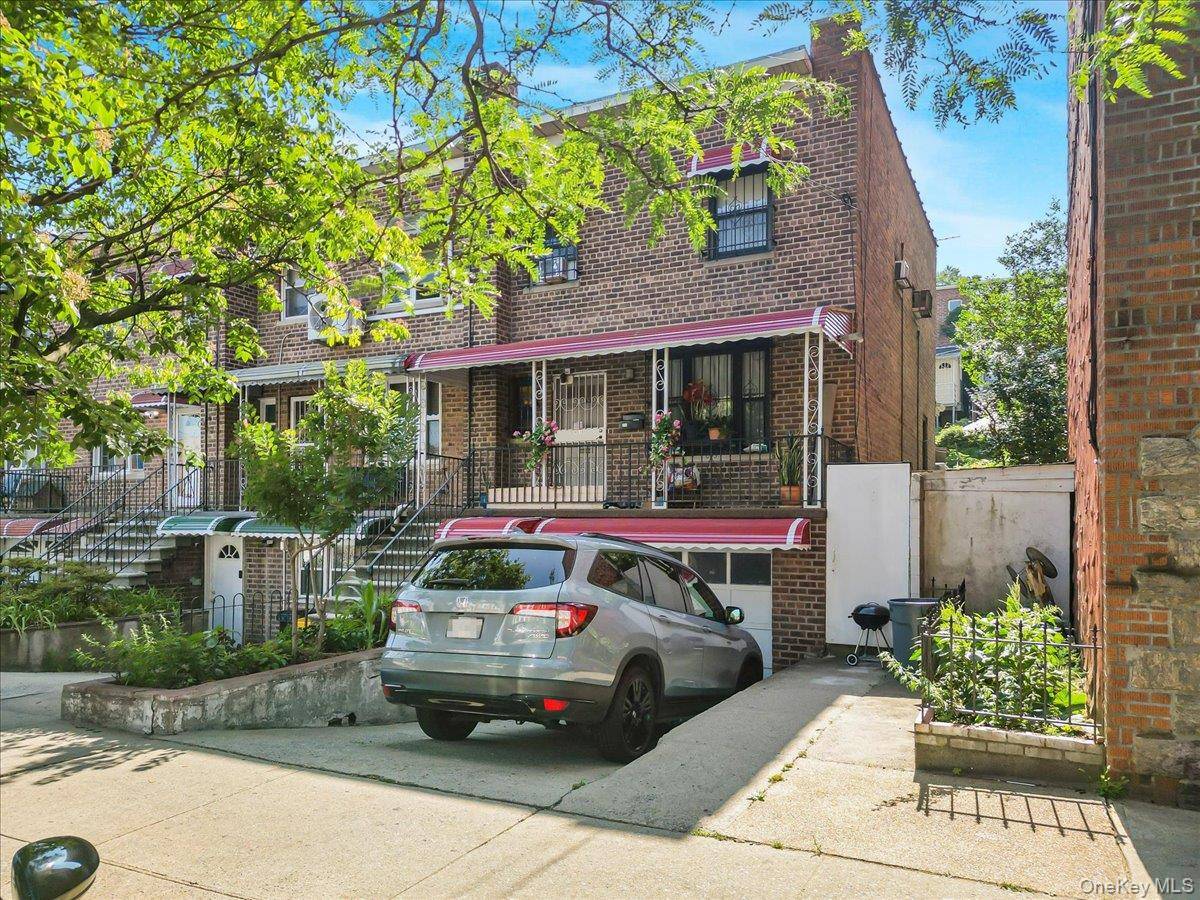 Get ready to fall in love with this spacious 3 bedroom, 3 bathroom semi detached single family home in the Bronx !