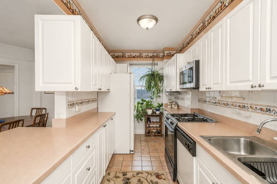 Perched on the 12th floor, this expansive 3 bedroom, 3 bathroom residence is drenched in natural light.