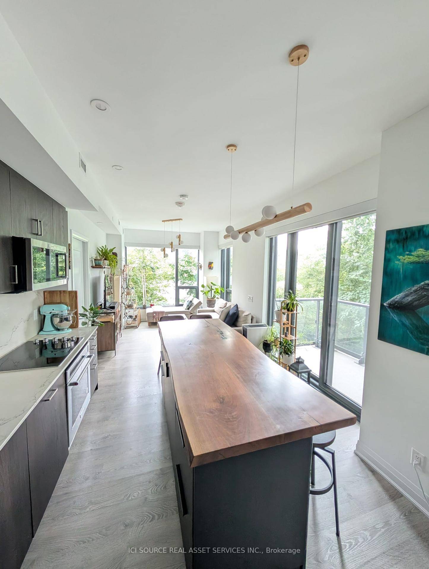 Beautiful 2 bed 2 bath condo with parking available for rent in the luxury boutique Bianca condo in the Annex.