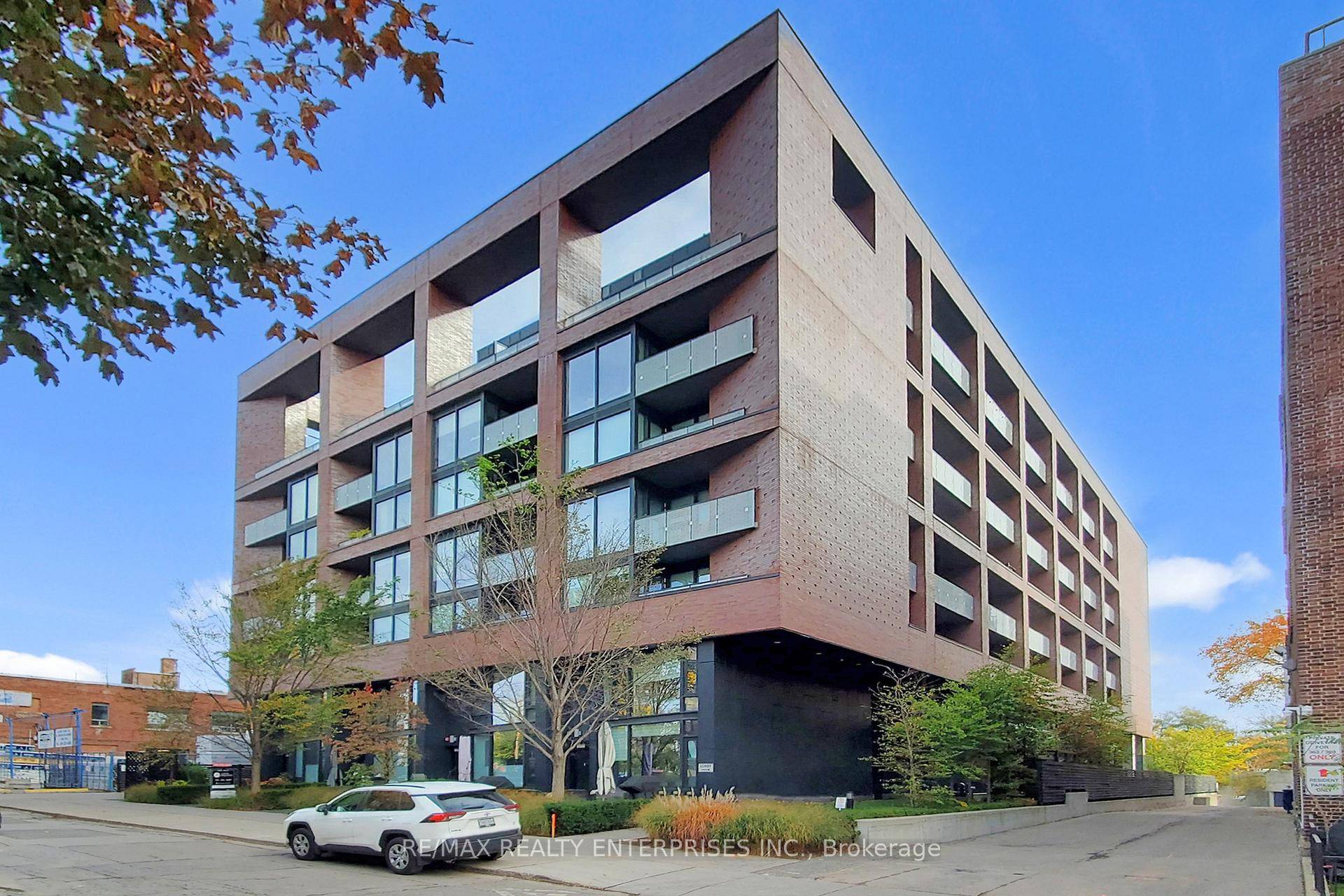 Welcome to 383 Sorauren Ave 808 where industrial edge meets everyday ease in the heart of Roncesvalles.