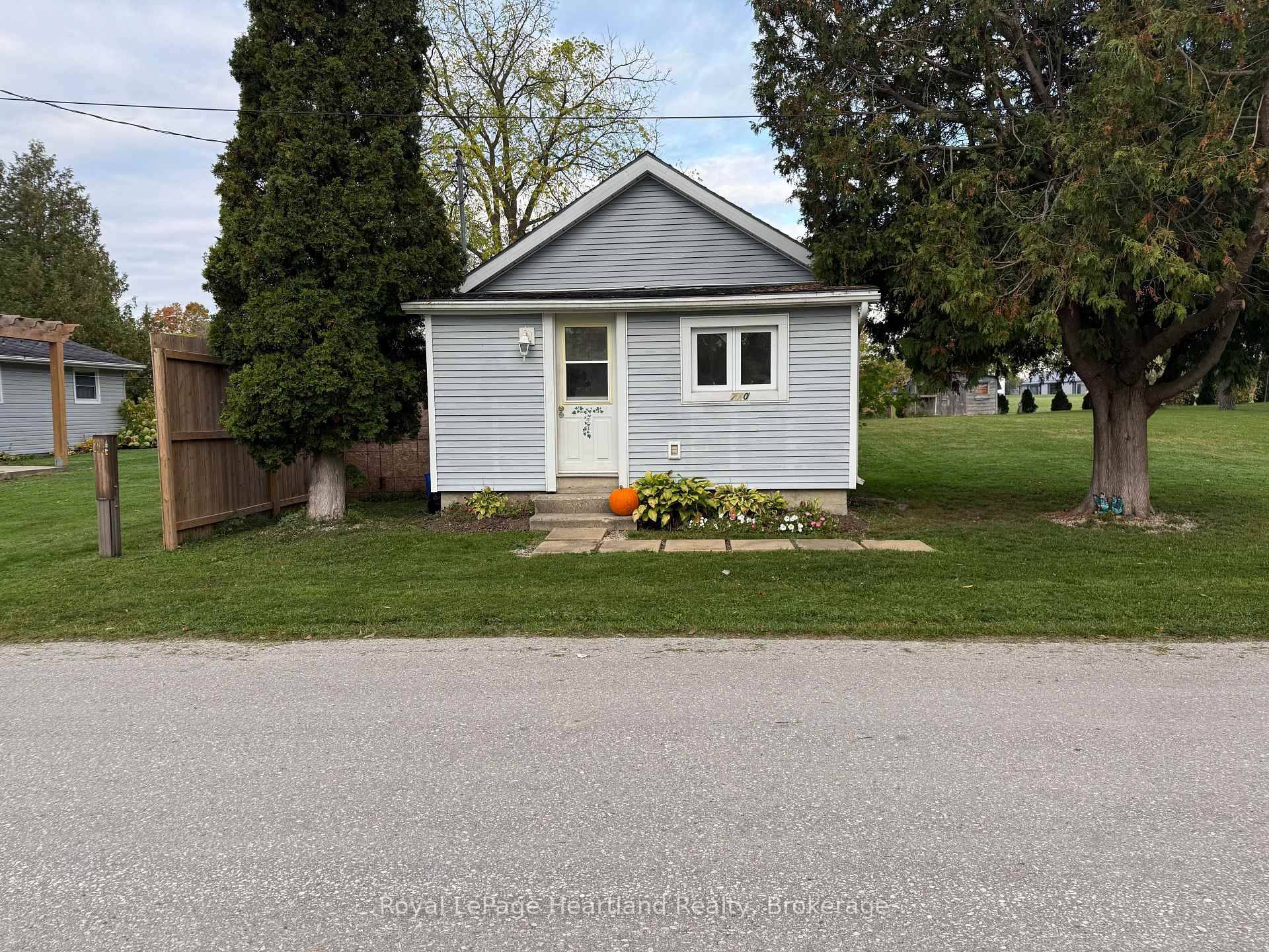 Affordable Living On a large Lot !
