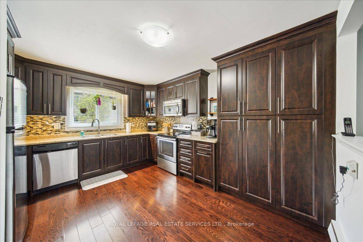 Welcome to 19 1450 Sixth Line a rare opportunity to own the largest unit in this sought after College Park complex.