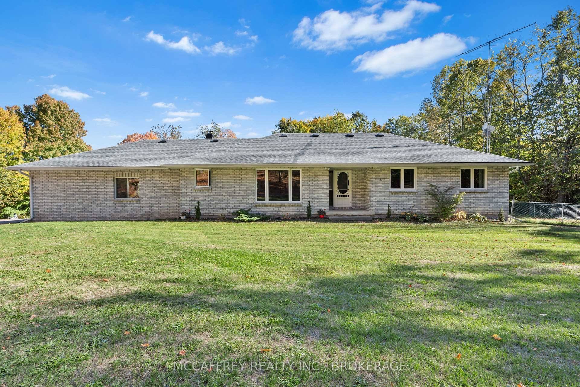 Welcome to 51 Luffman Road, a beautifully updated 3 bedroom, 3 bathroom bungalow ready to welcome you home !