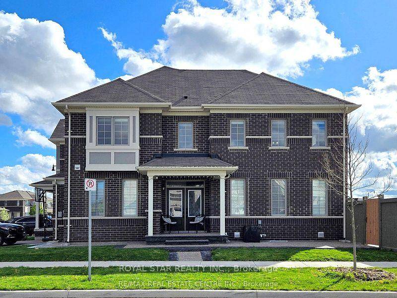 Stunning 4 Bedroom Freehold End Unit Townhouse With Lot Of Natural Sun Light In The Northwest Of Brampton Developing Area !
