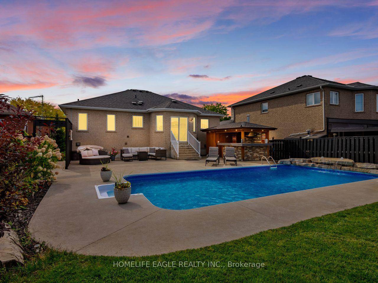 Stunning Executive Raised Bungalow Located On A Private Peaceful Court In South Bradford Bright Open Concept Living amp ; Dinning Area w Cozy Gas Fireplace Spacious Primary Bedroom w Lg ...