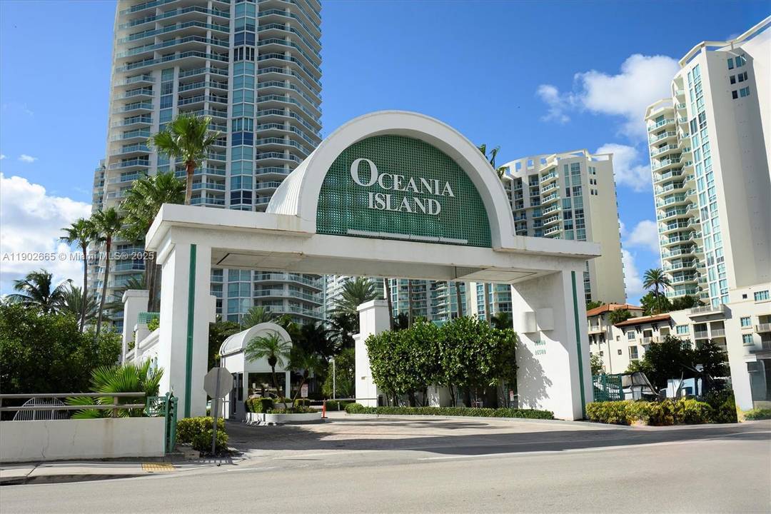 Amazing unit with open balcony and magnificent panoramic views of the Marina, bay, ocean access canal, and more !