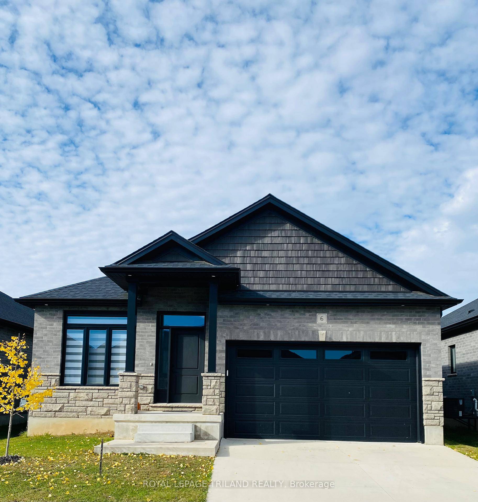 Welcome to Daventry's beautiful bungalow nestled in the sought after community of Kilworth Heights.