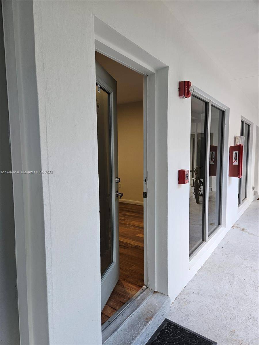 Adorable unit in the heart of Sobe walking distance to the beach, Flamingo park and Lincoln Rd shopping area and restaurants.