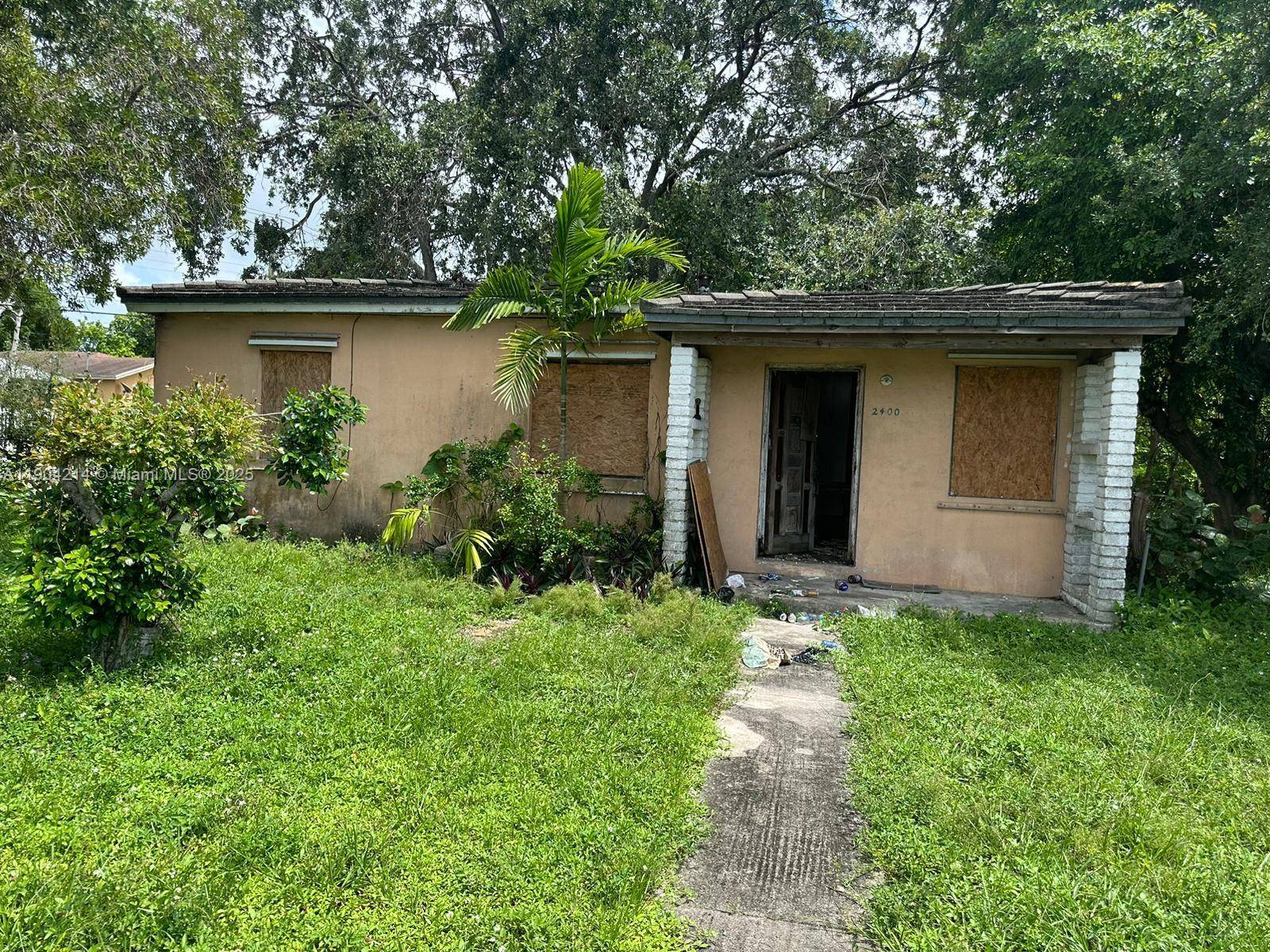 Excellent opportunity for a savvy investor or flipper !