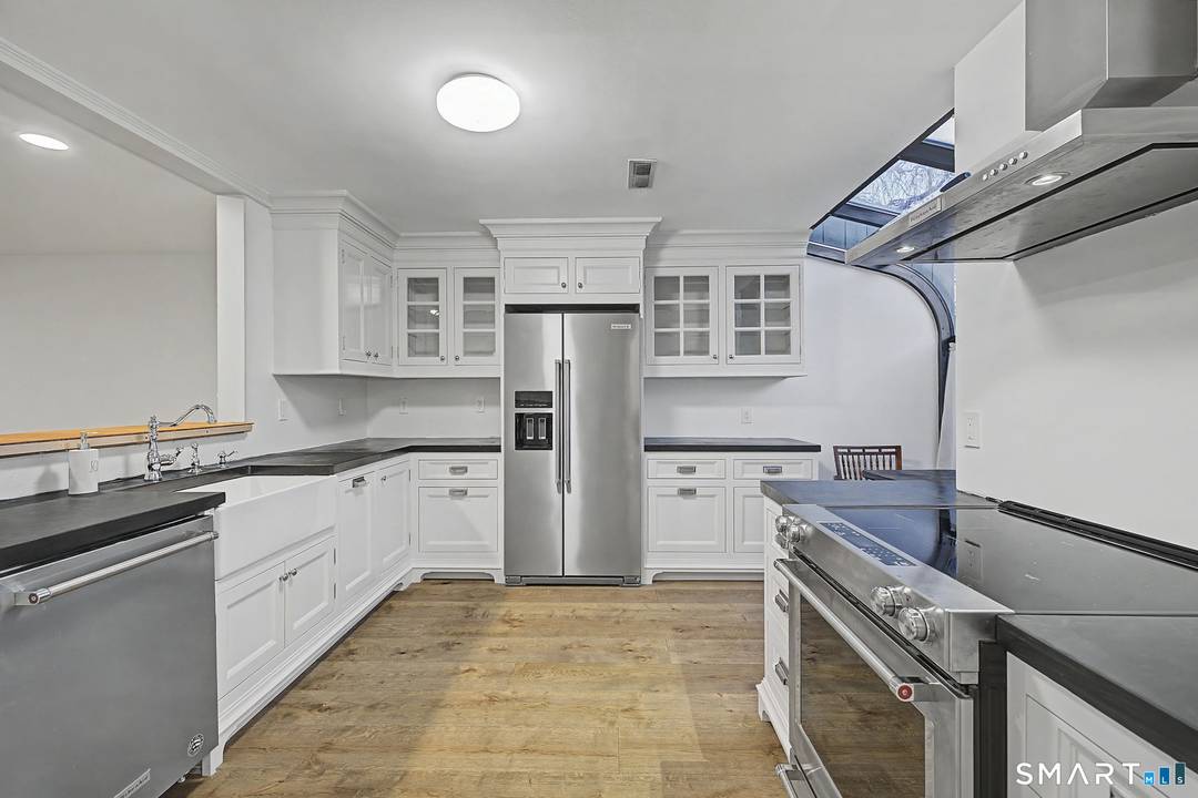 Beautifully renovated 2 bedroom, 1.